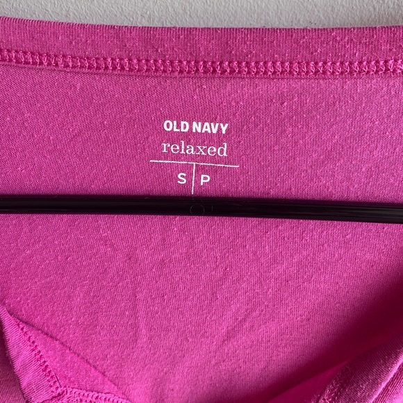 Old Navy relaxed V-neck - Picture 2 of 5